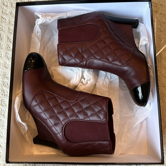 CHANEL Quilted Boots Burgundy and Black Toe Preloved Pristine condition - Picture 13 of 13